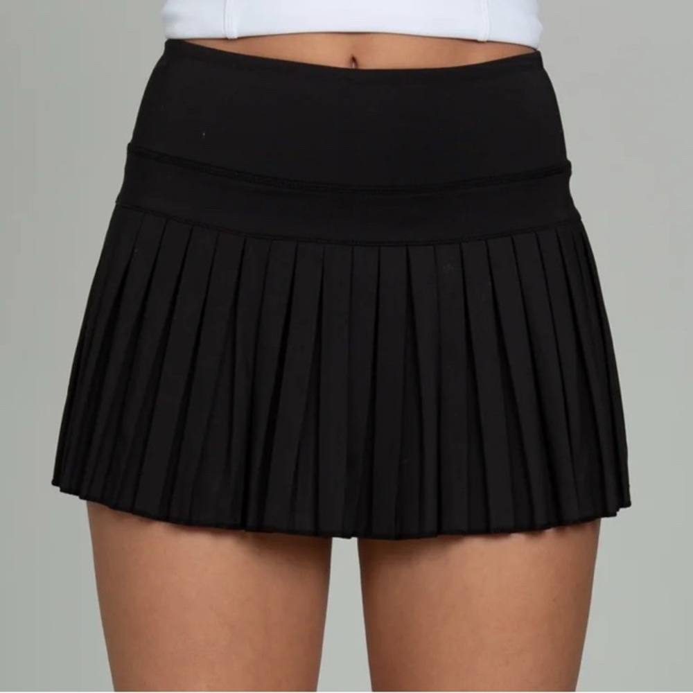 Gold Hinge Black Pleated Tennis Skirt